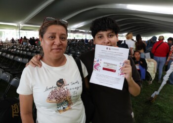 Gobierno capitalino continúa con la entrega de tarjetas para uniformes y útiles escolares