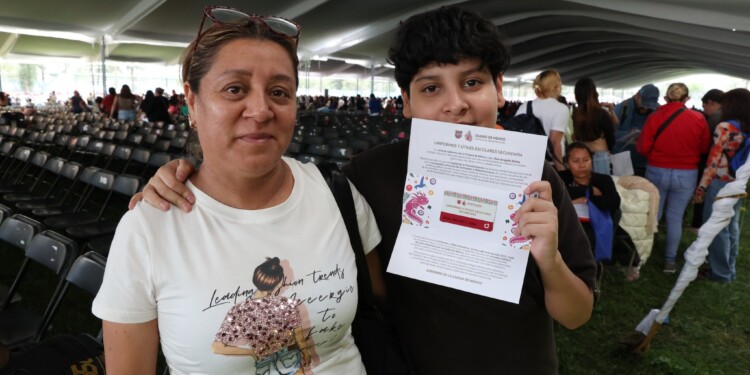 Gobierno capitalino continúa con la entrega de tarjetas para uniformes y útiles escolares