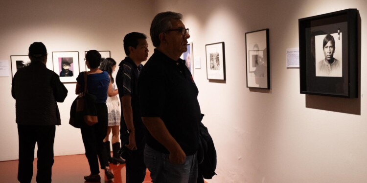 Presenta exposición "Frente a la cámara. Aproximaciones al retrato fotográfico”. Foto: Secretaría de Cultura