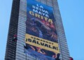 Activistas de Greenpeace escalan la Estela de Luz; exigen proteger a la Selva Maya