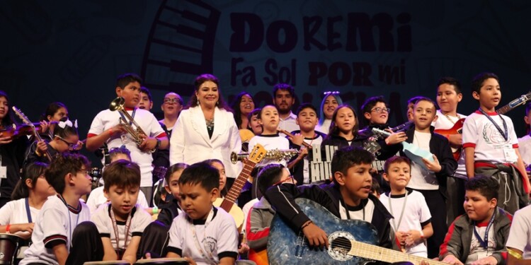 Clara Brugada entrega instrumentos musicales del Programa "Do, Re, Mi, Fa, Sol por Mi Escuela"
