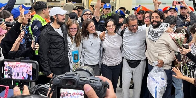 Mexicanos de la Flotilla Sumud Global llegan a CDMX