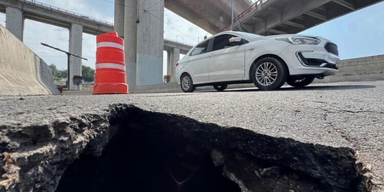 Se forma socavón en el Puente de la Concordia, a metro de donde explotó la pipa de gas