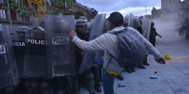 Violenta marcha del 2 de octubre deja 123 heridos; 94 son policías
